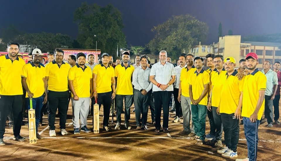 mla-balachandra-jarakiholi-drive-to-employee-cricket-tournament-by-waving-bat